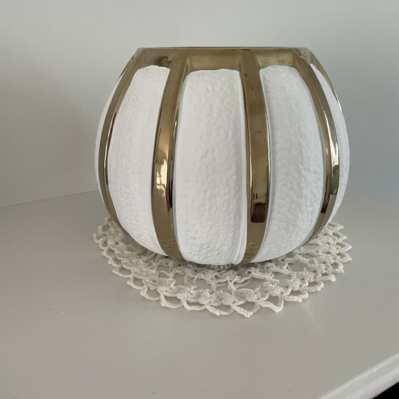 A beautiful textured ceramic flower vase - Picture 12 of 13